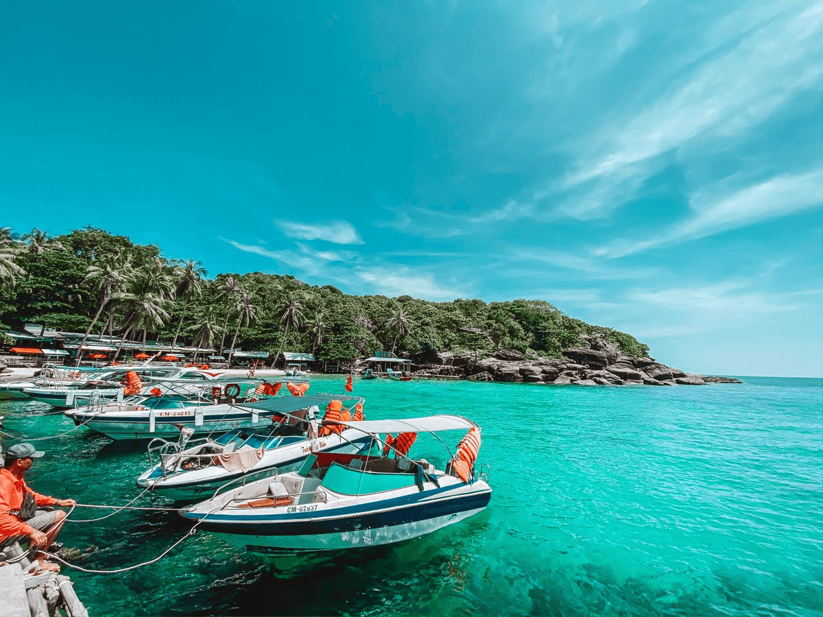 Du khách di chuyển đến các địa điểm trong tour bằng cano cao tốc.