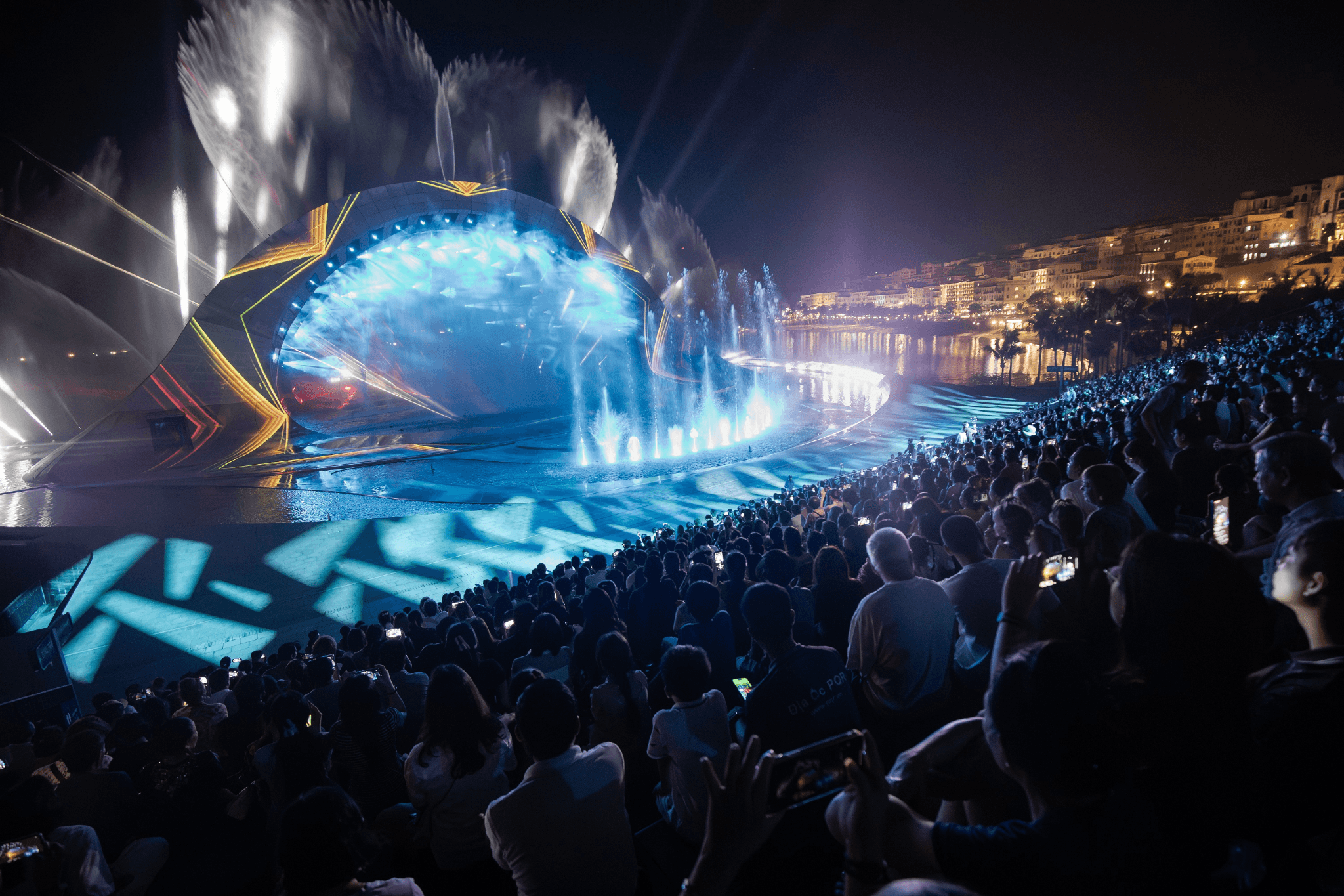 Du khách chiêm ngưỡng show Kiss of the Sea.