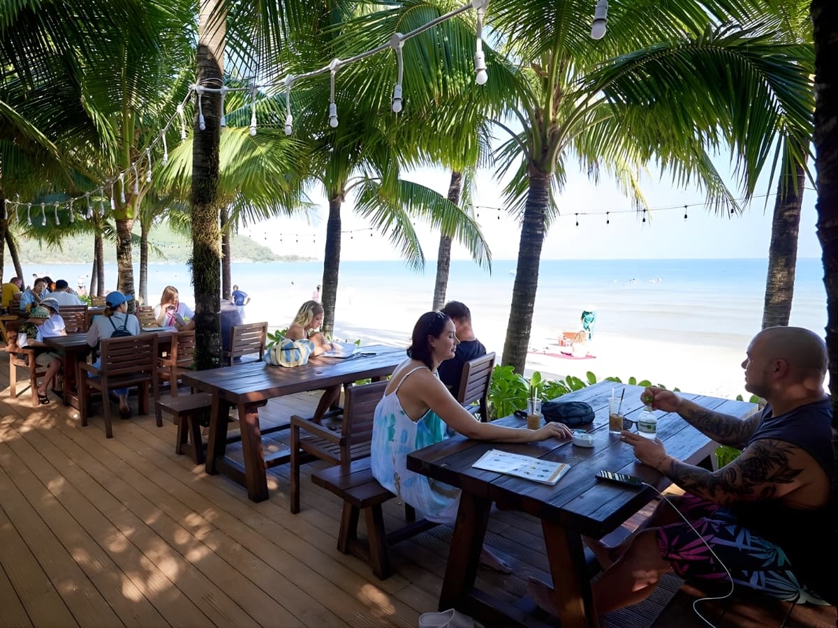 Không gian dùng bữa view biển tại nhà hàng Draft Beer Kem Beach.