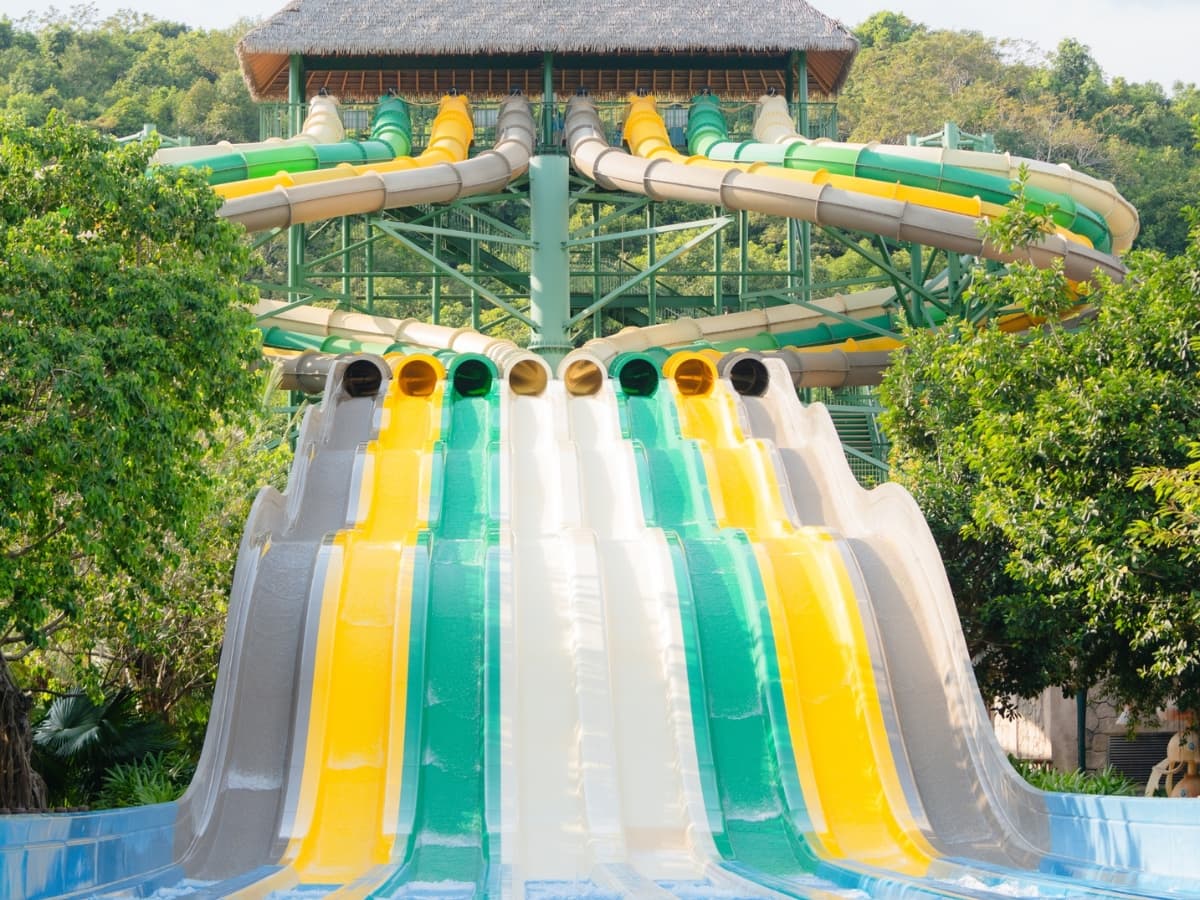 Trải nghiệm đường trượt 8 làn tại công viên nước Aquatopia.