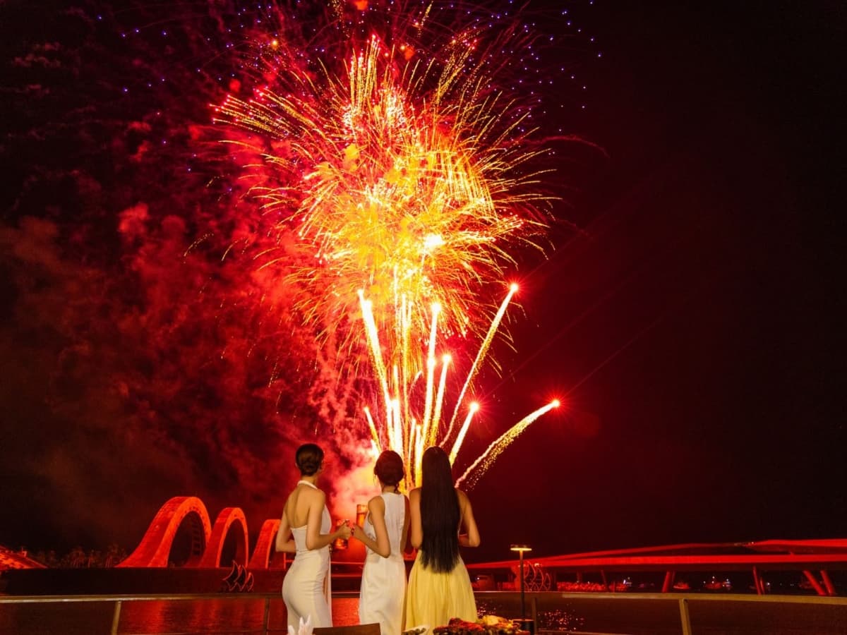 Thưởng thức show diễn nghệ thuật và những màn pháo hoa rực rỡ.