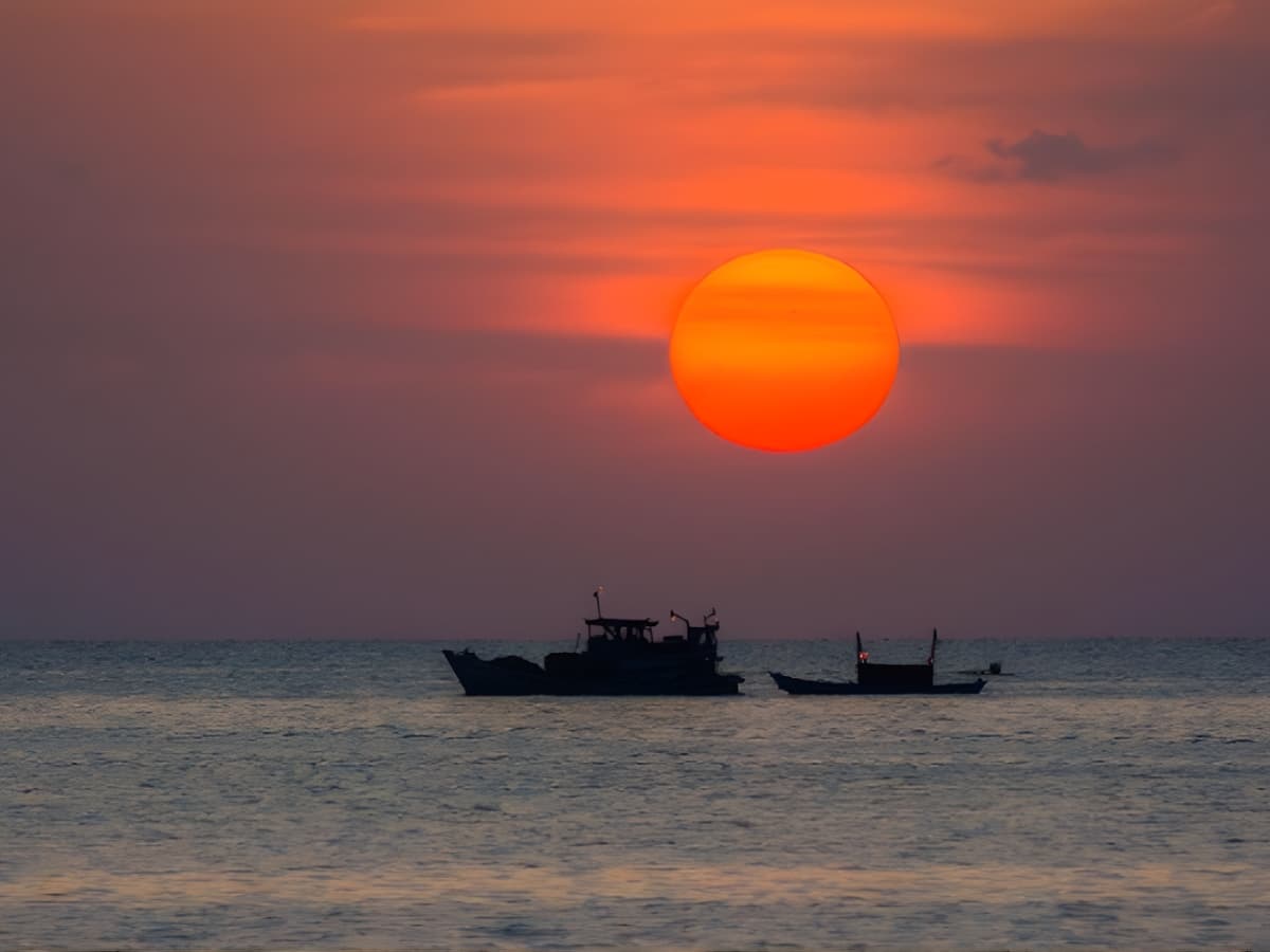 Khung cảnh hoàng hôn lãng mạn tại Hòn Bần Phú Quốc.