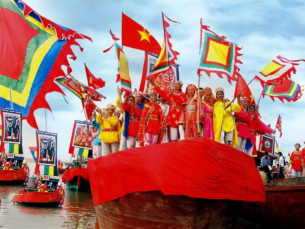 Lễ hội thể hiện sự gắn bó giữa con người và biển cả.