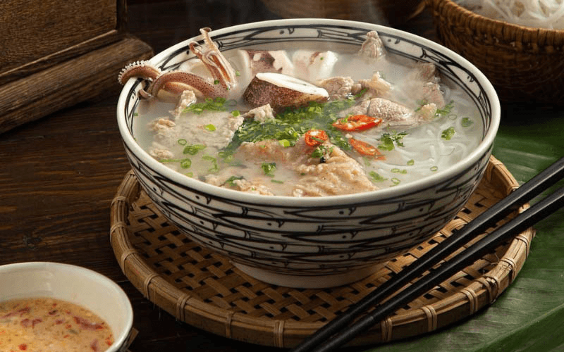 Món bún quậy Phú Quốc được làm từ sợi bún tươi chế biến ngay tại nhầ hàng.