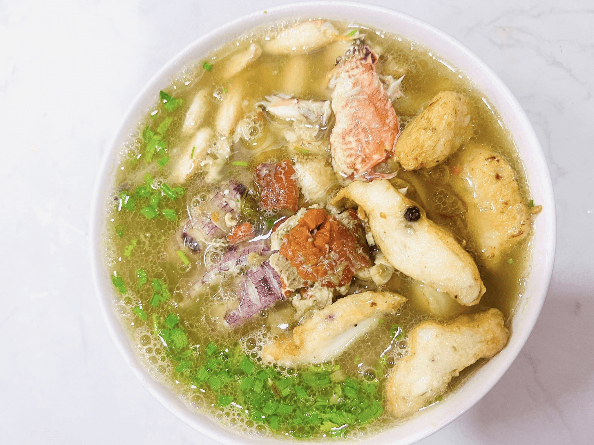 Tô bánh canh đầy ắp nhân hải sản tại quán Đèn Dầu.