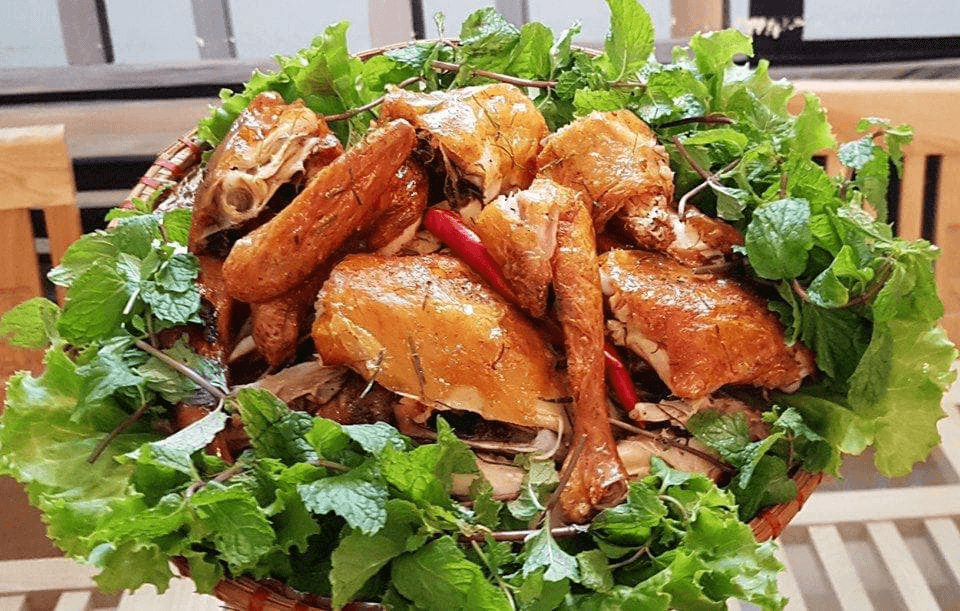Món gà nướng thơm ngon tại nhà hàng.