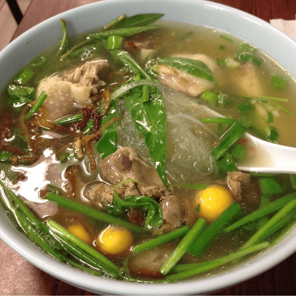 Tô phở nóng hổi và đầy ắp thịt gà rẫy dai ngọt.