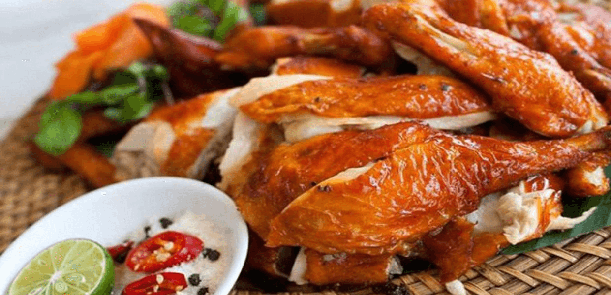 Gà rẫy ngon hơn khi chấm với muối tiêu chanh cay nồng.