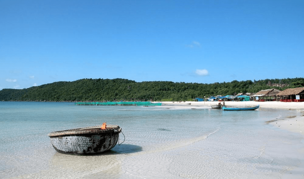 Bờ miển thoải, cát mịn và nước trong xanh tại làng chài Hàm Ninh.