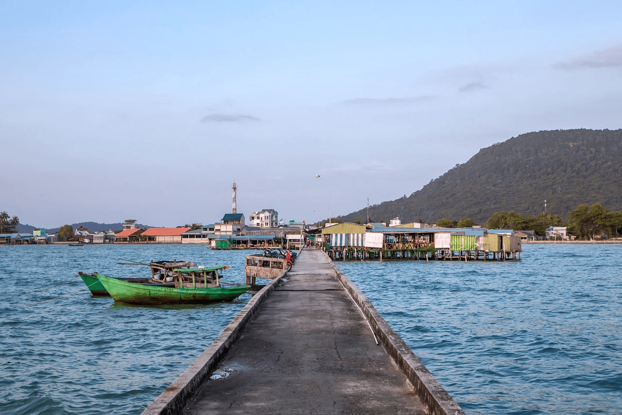 Không gian yên bình của làng chài Hàm Ninh.