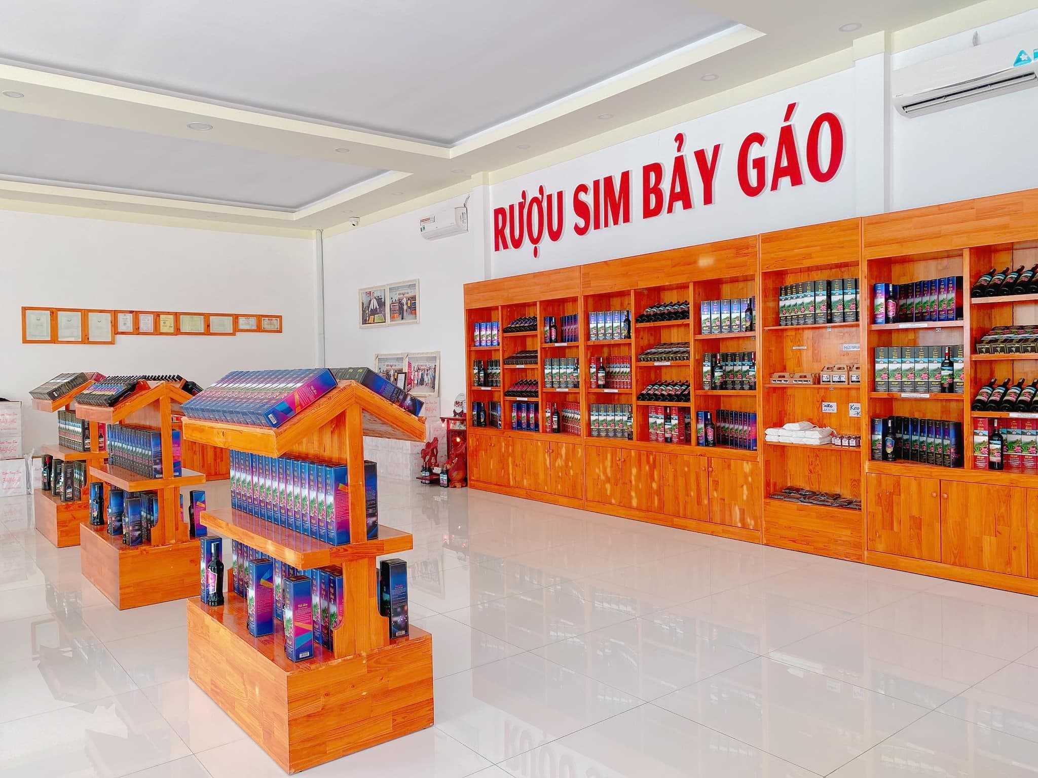 Du khách có thể mua rượu mỏ quạ từ các cửa hàng bán rượu nổi tiếng trên đảo.