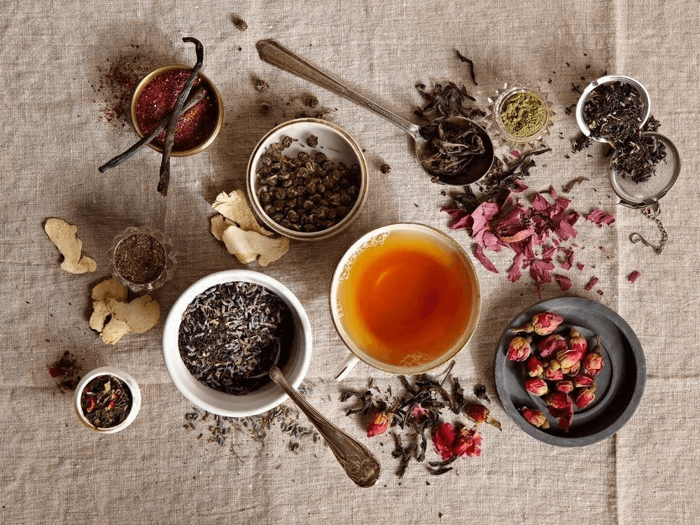 Người dân địa phương còn kết hợp ngâm rượu mỏ quạ với các thảo mộc truyền thống.