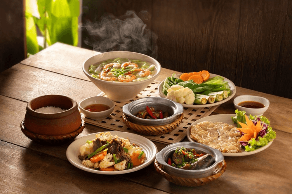 Những món ăn cùng cơm niêu vô cùng đa dạng.