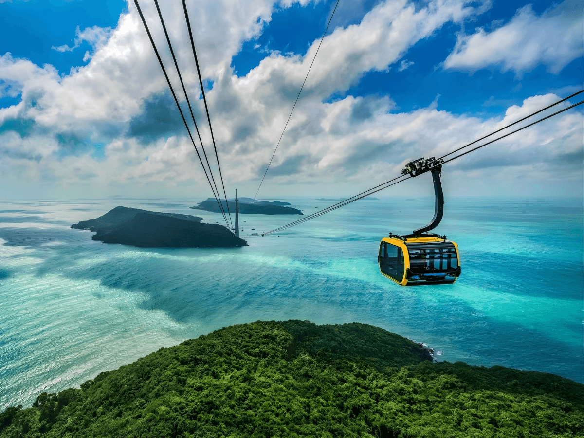 Du khách di chuyển nhanh chóng và tiện nghi đến Sun World Hon Thom bằng cáp treo.