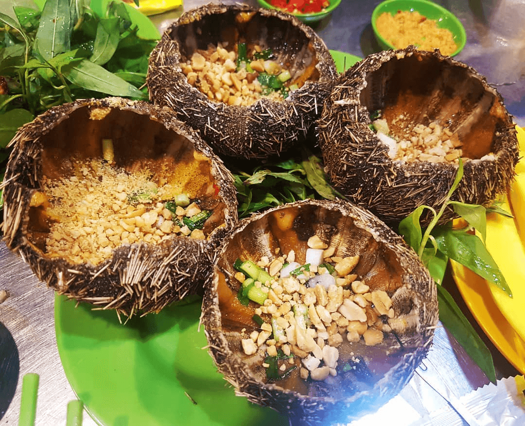 Hương vị béo ngậy và tươi ngon của món nhum nướng mỡ hành thu hút nhiều thực khách