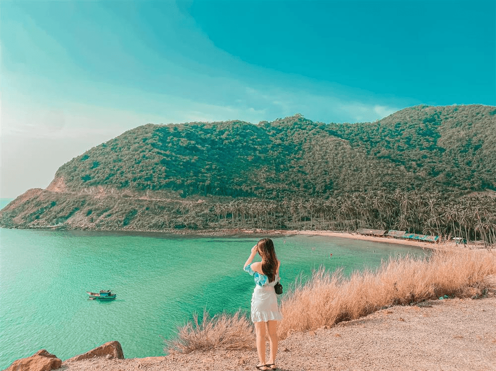 Du khách chiêm ngưỡng khung cảnh thanh bình tại Bãi Cây Mến.
