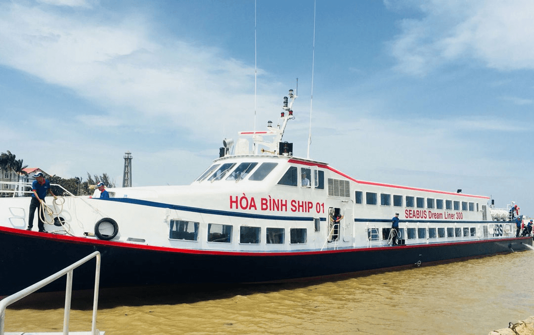 Du khách có thể di chuyển nhanh chóng và tiện nghi ra đảo bằng tàu cao tốc.