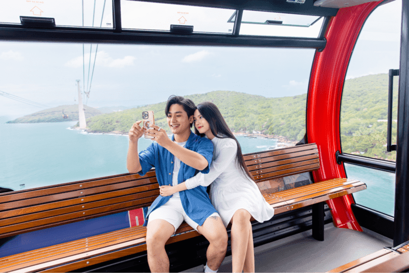 Du khách chiêm ngưỡng khung cảnh biển đảo hùng vĩ từ cabin cáp treo.