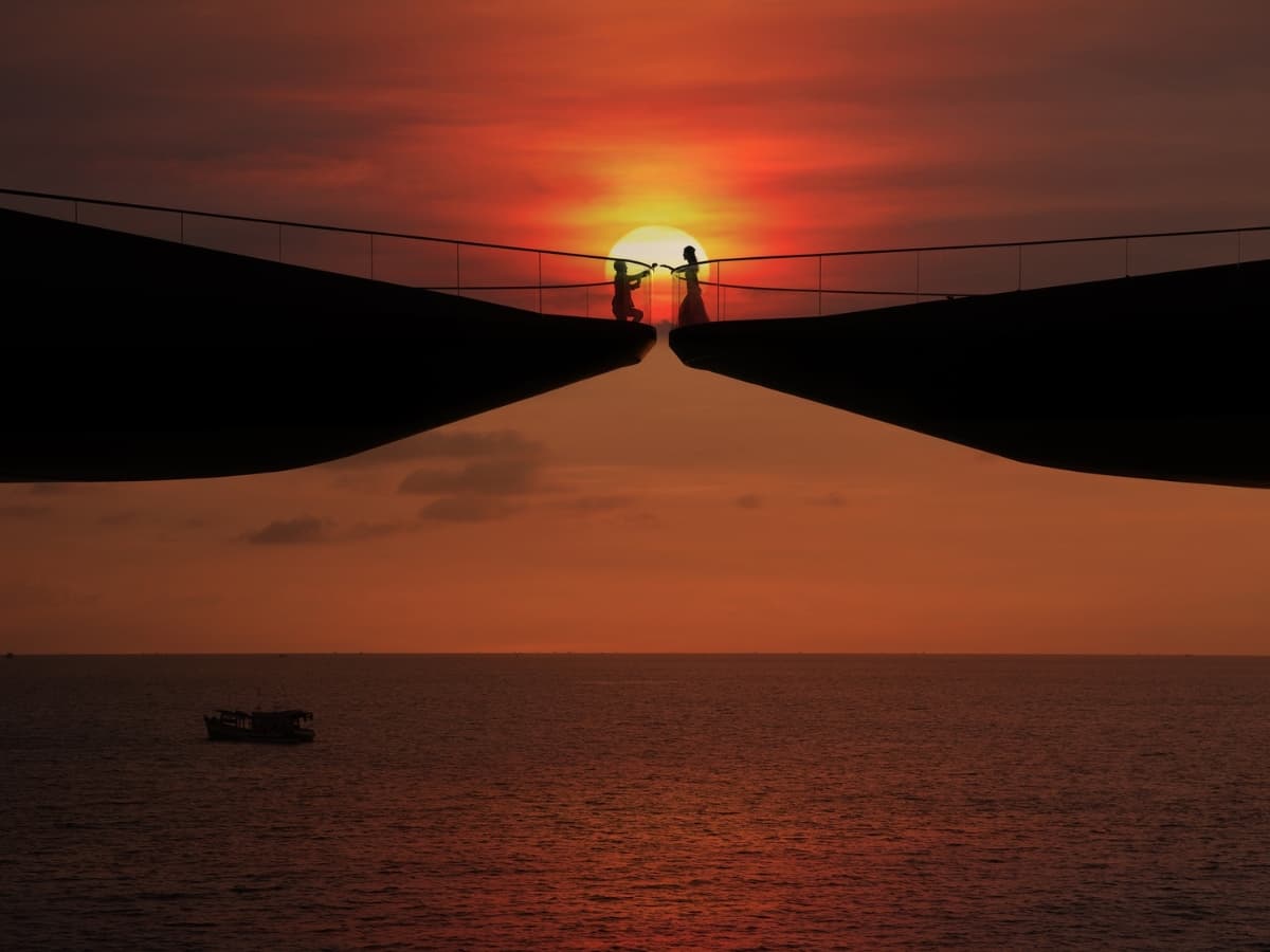 Khung cảnh hoàng hôn lãng mạn tại Cầu Hôn.