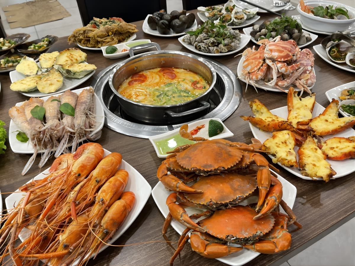 Nhà hàng Ngọc Hòa phục vụ các món ăn hải sản thơm ngon, hấp dẫn.