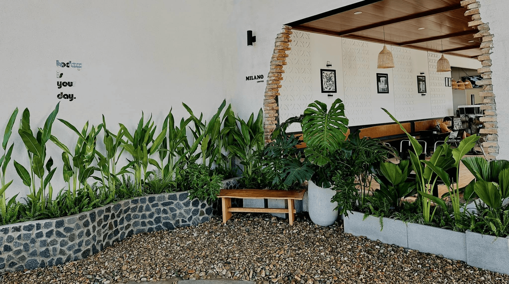 Milano Coffee mang phong cách kết hợp giữa nét cổ điển và hiện đại Việt Nam.
