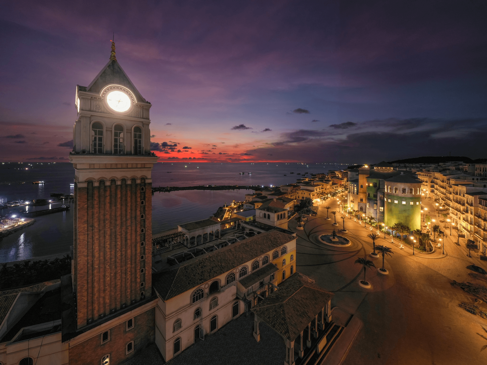 Tháp đồng hồ Venice nổi bật với gam màu đỏ gạch giữa lòng Sunset Town