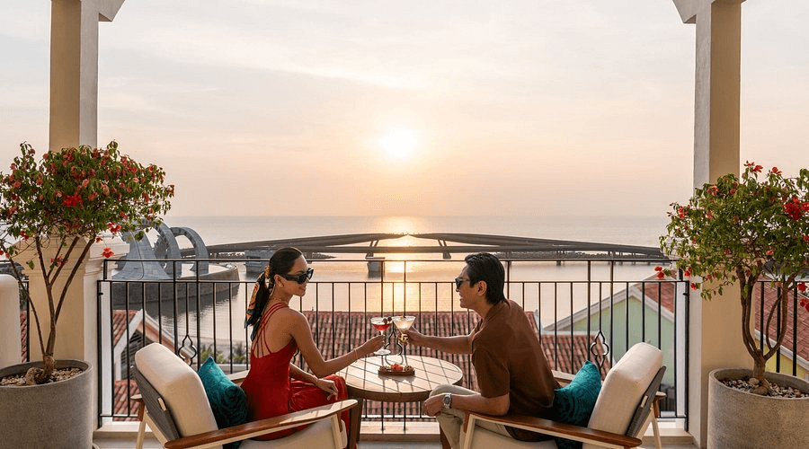 Du khách thưởng thức trà chiều sang trọng tại Il Salone