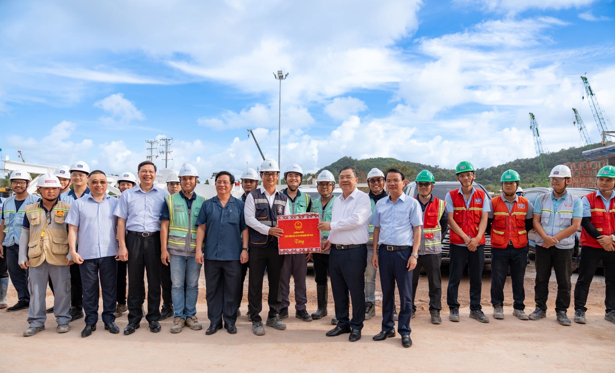 Phó Thủ tướng Phạm Gia Túc tặng quà đội ngũ nhân lực đang thi công dự án đầu tư mở rộng Cảng hàng không quốc tế Phú Quốc.