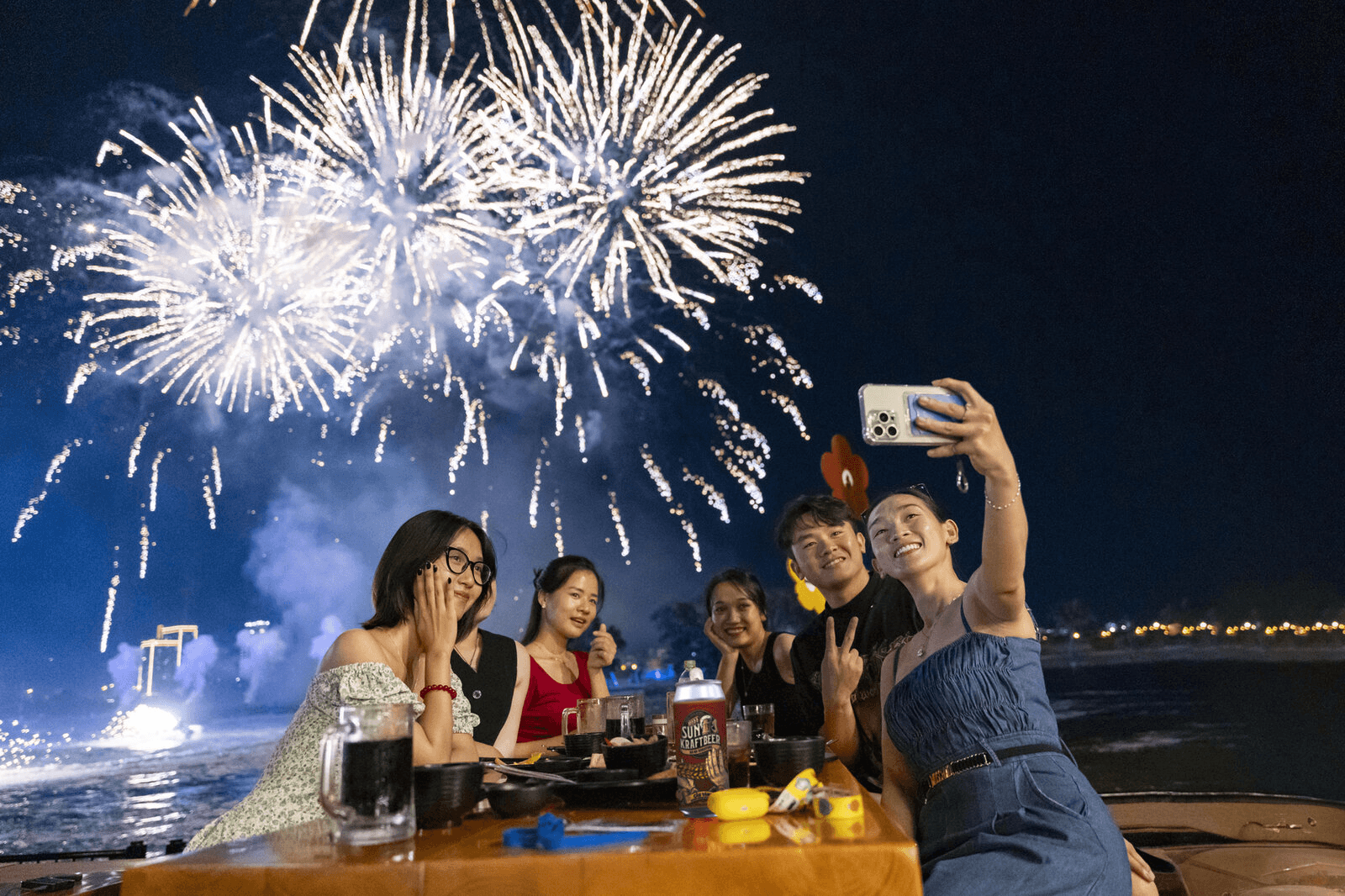 Du khách thưởng thức bia và ngắm pháo hoa rực rỡ trong show Bản giao hưởng đại dương