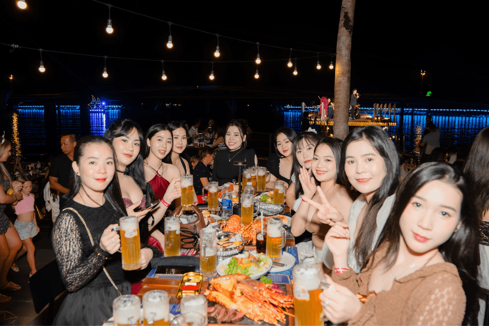 Du khách thư giãn cùng bia thủ công và ngắm pháo hoa tại Sun Bavaria GastroPub