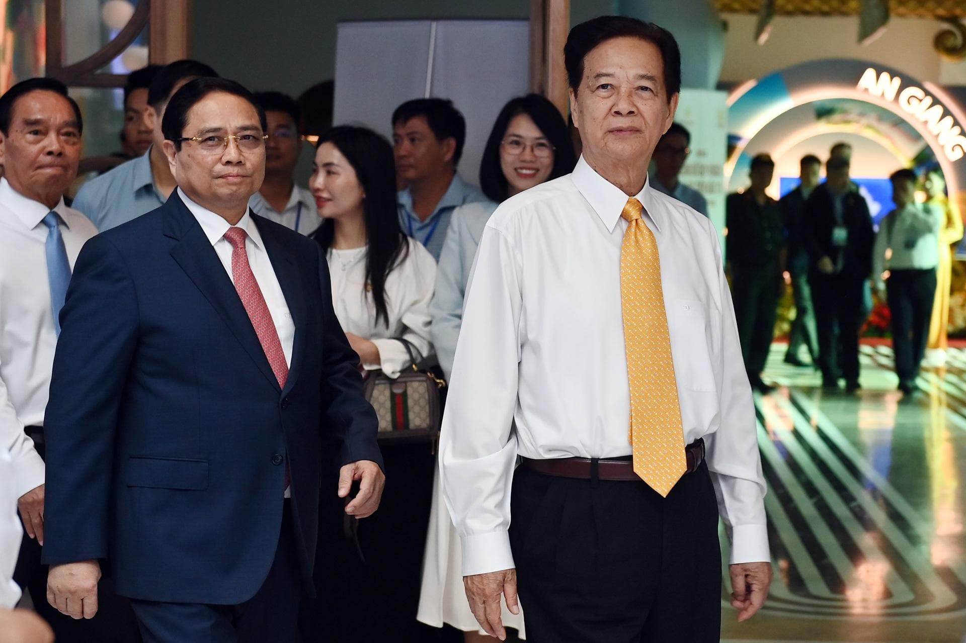 Các đồng chí lãnh đạo, nguyên lãnh đạo Đảng, Nhà nước tới dự Hội nghị. Ảnh: Ánh Dương.