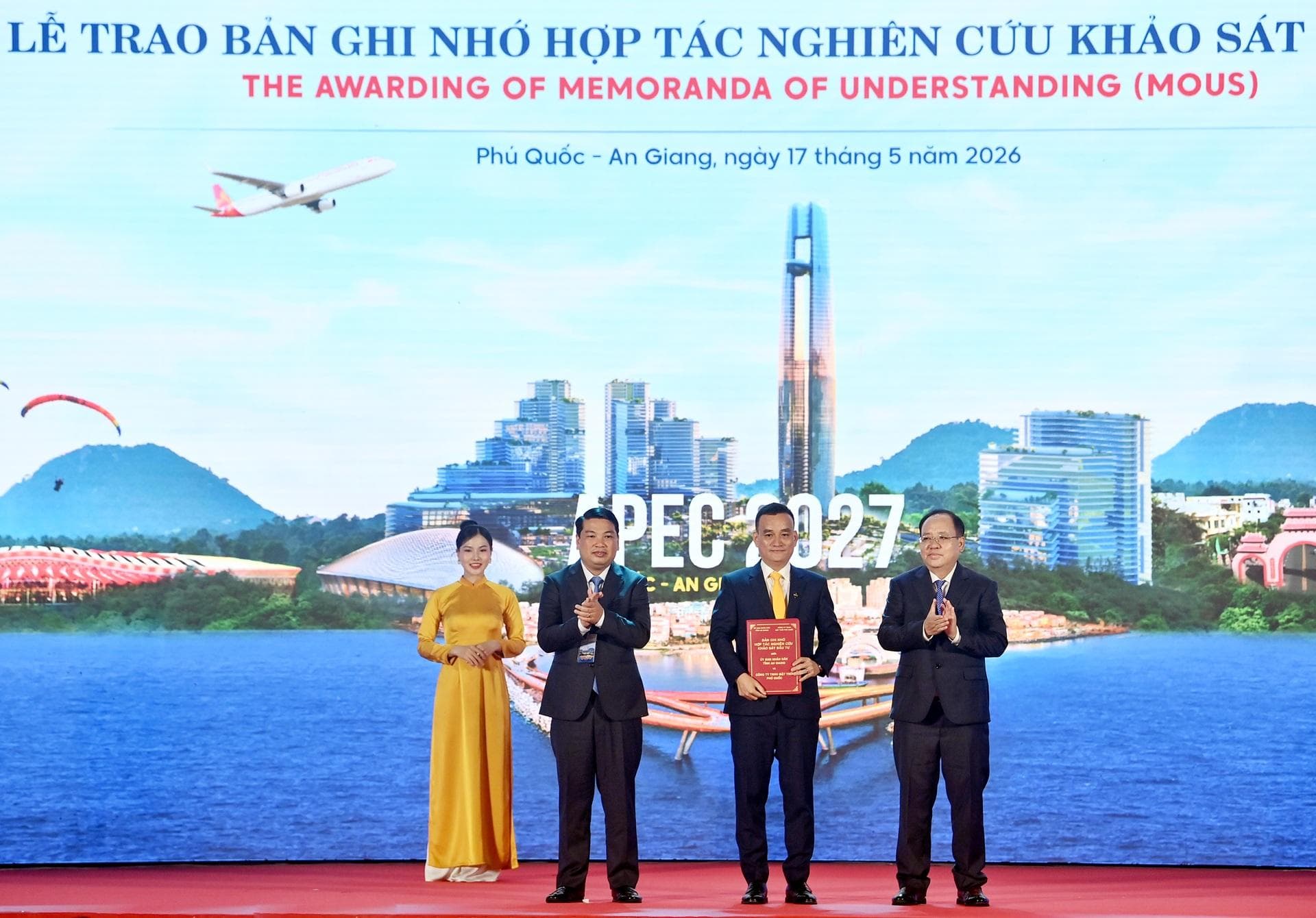 Tỉnh An Giang trao quyết định chấp thuận chủ trương đầu tư cho đại diện Tập đoàn Sun Group.