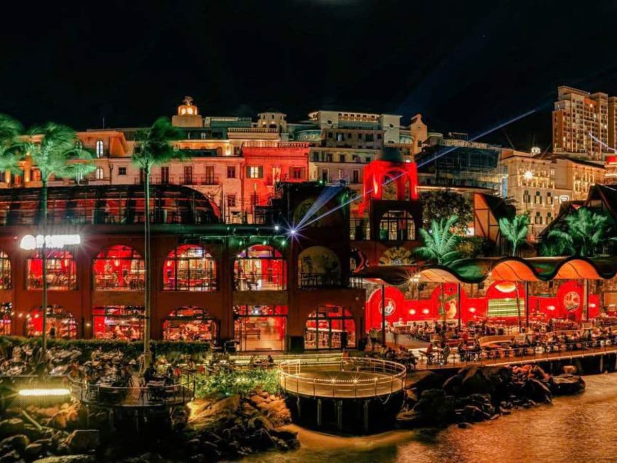 Du khách dừng chân tại Sun Bavaria GastroPub, nơi kết hợp bia thủ công Sun KraftBeer với thực đơn món Âu – Á