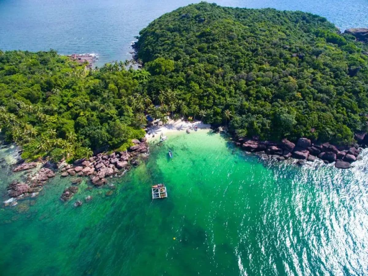Hòn Móng Tay là điểm dừng quen thuộc trong các tour đảo Nam Phú Quốc