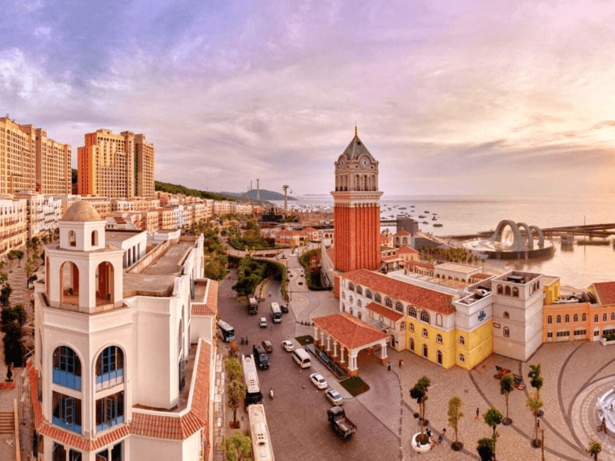 Sunset Town Phú Quốc mang phong cách châu Âu với những dãy nhà nhiều màu sắc ven biển.