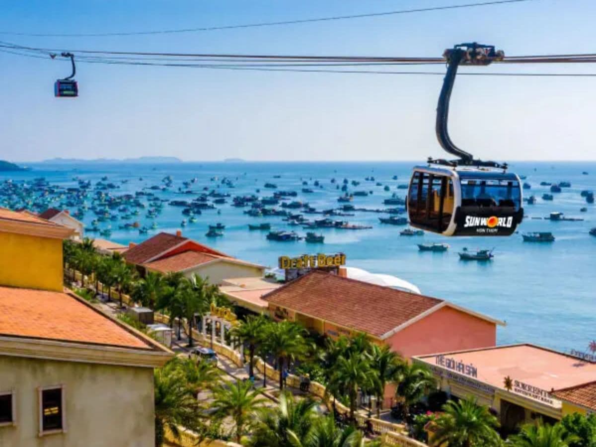 Du khách đi cáp treo từ sáng sớm để đến Hòn Thơm giải trí.