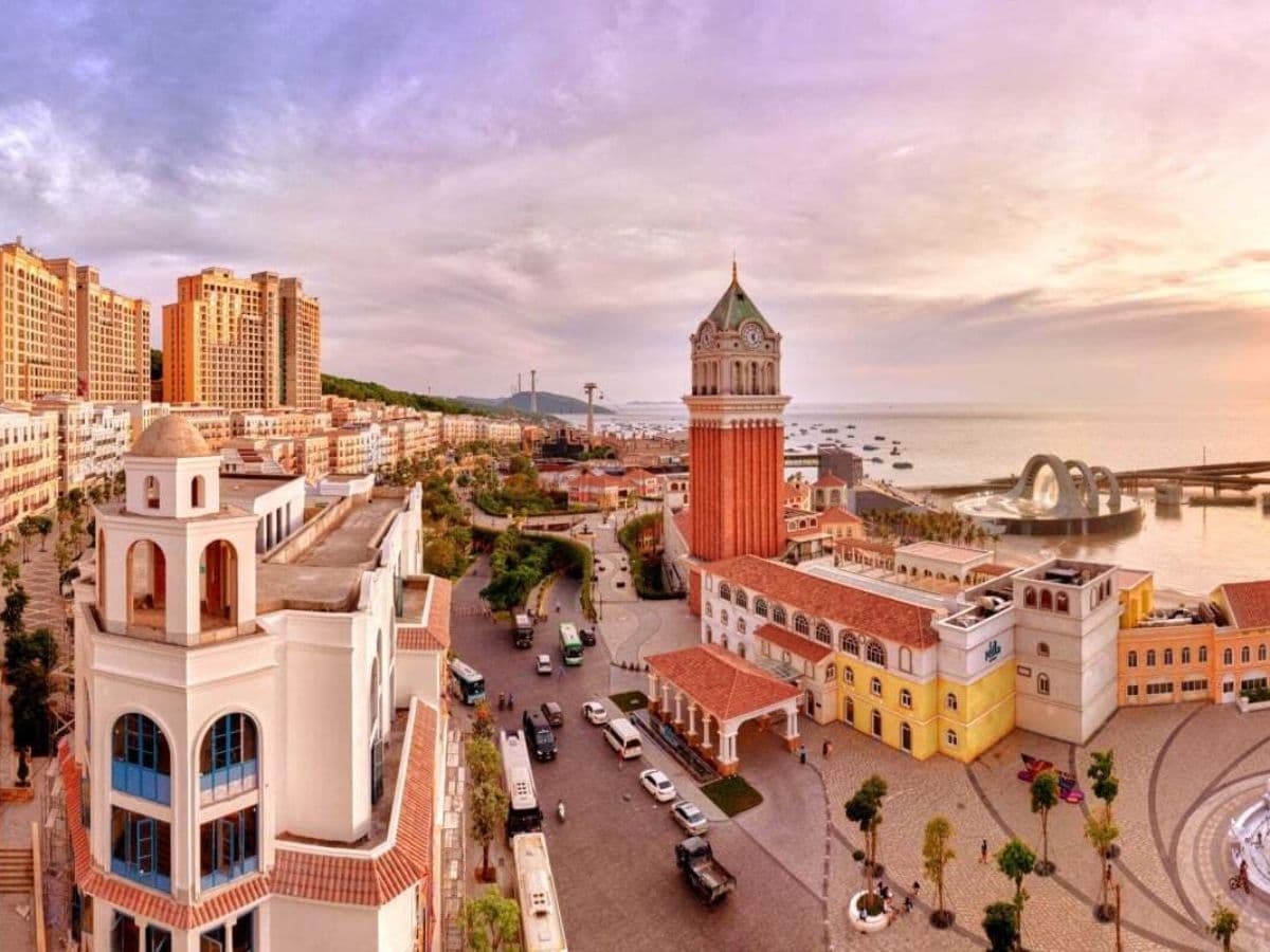 Sunset Town sở hữu kiến trúc độc đáo và không gian mở.