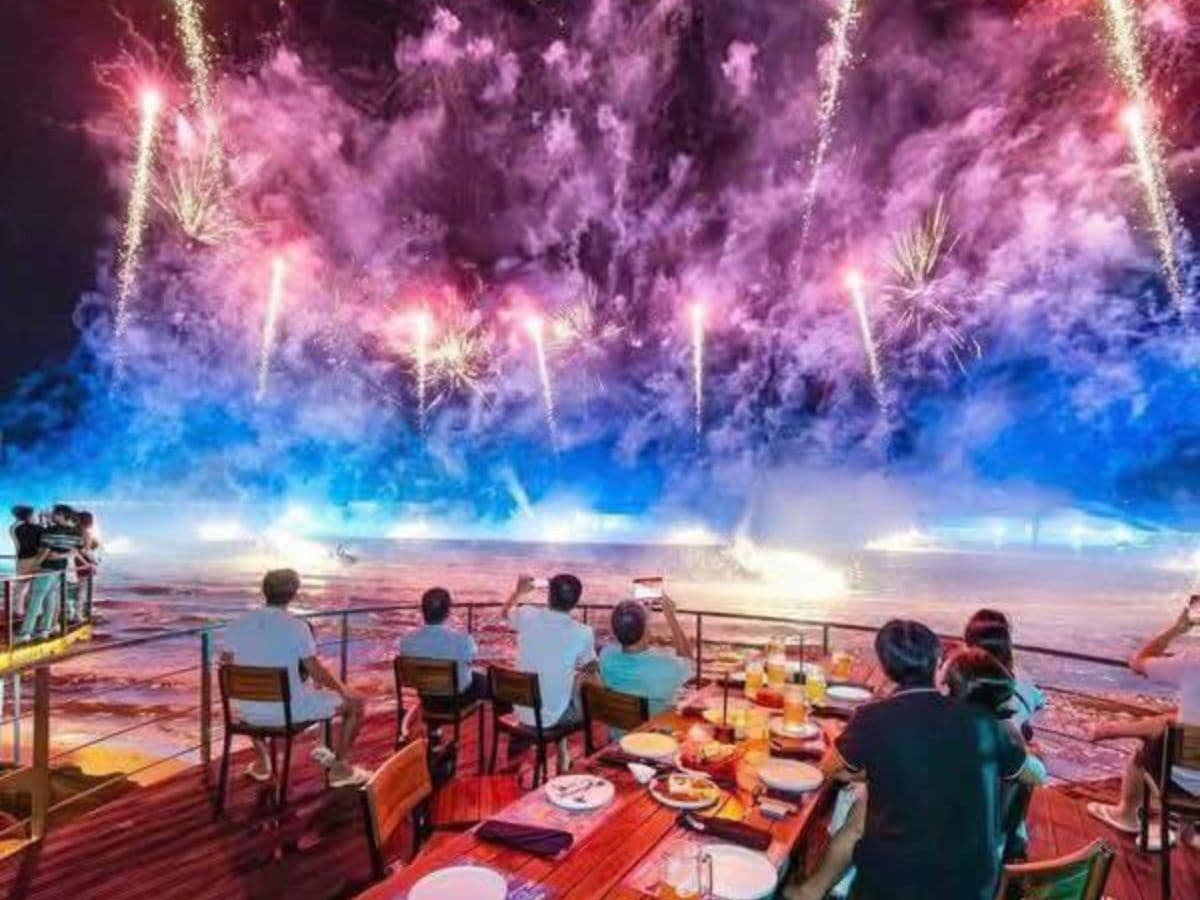 Du khách kết hợp ăn tối và xem pháo hoa tại Sun Bavaria GastroPub.
