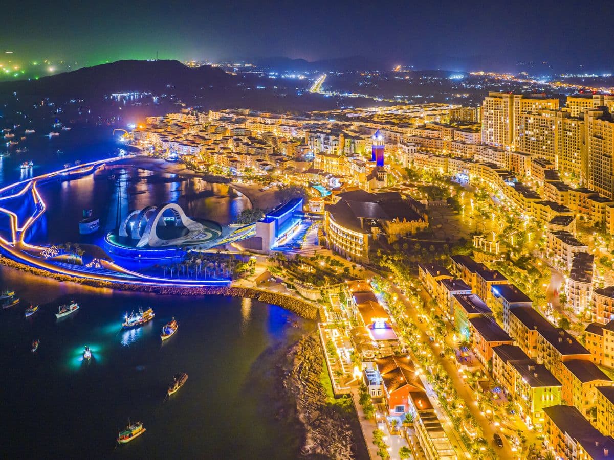 Toàn cảnh Sunset Town về đêm rực rỡ ánh đèn, mang đến không gian sôi động và lãng mạn giữa Nam đảo Phú Quốc.