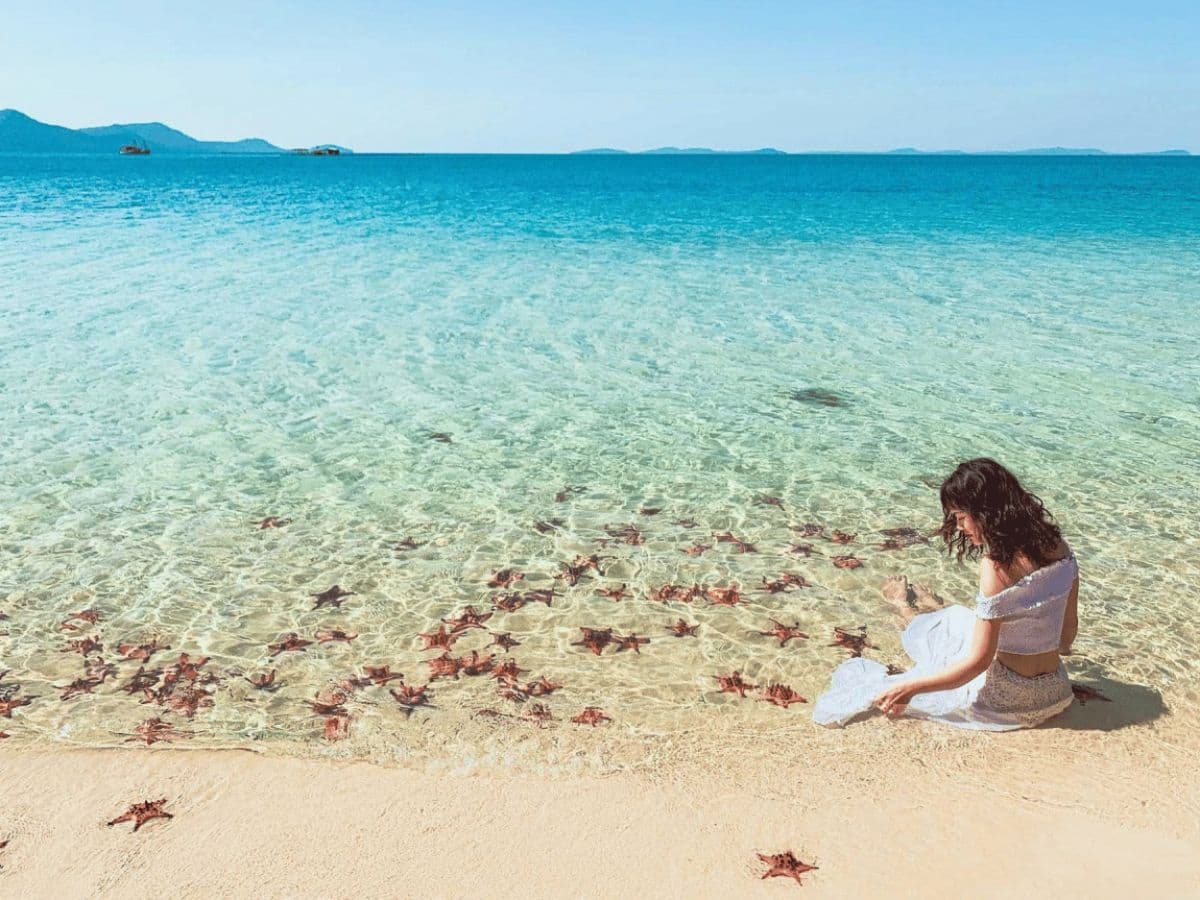 Du khách check-in tại Bãi Sao, bãi biển nổi tiếng với cát trắng mịn và làn nước xanh trong ở Nam đảo Phú Quốc.