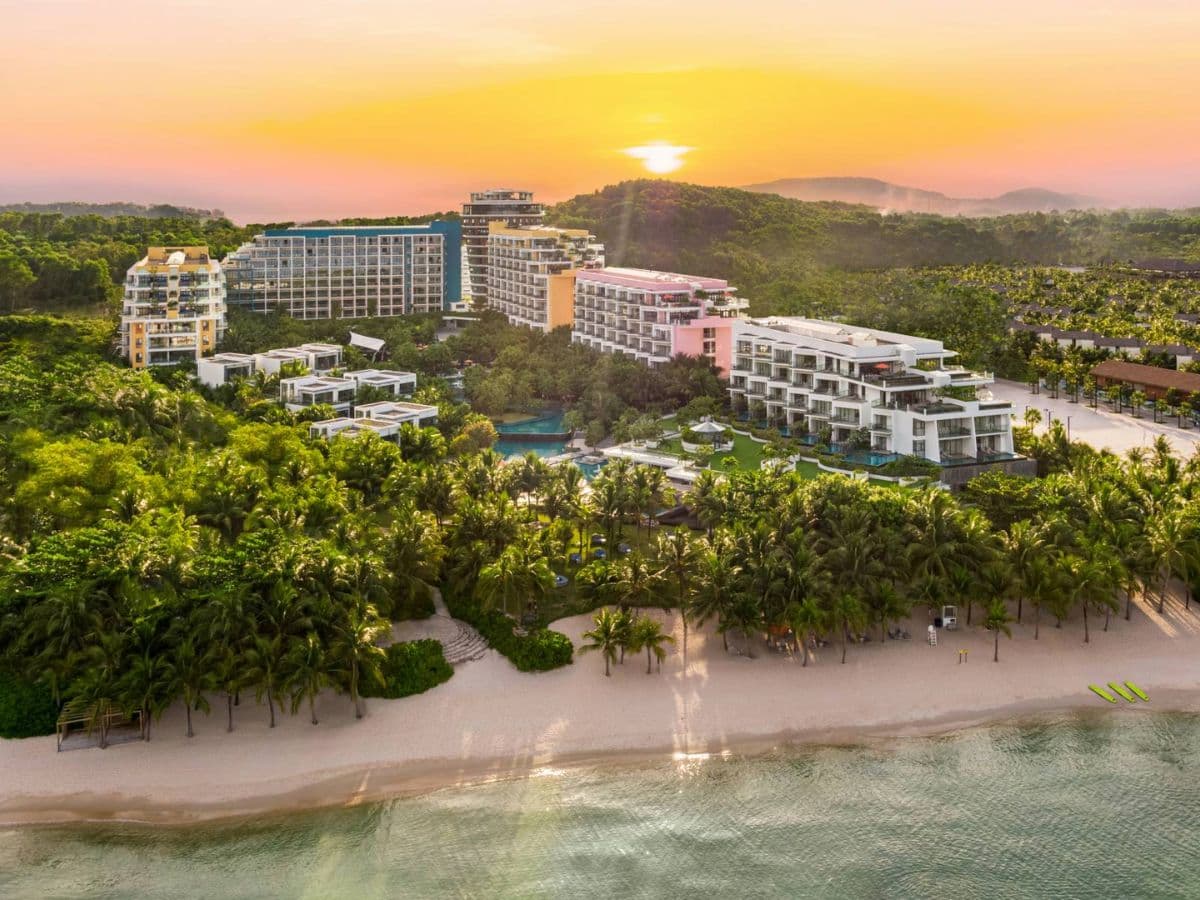 Lưu trú tại Premier Residences Phu Quoc Emerald Bay chuẩn 5 sao.