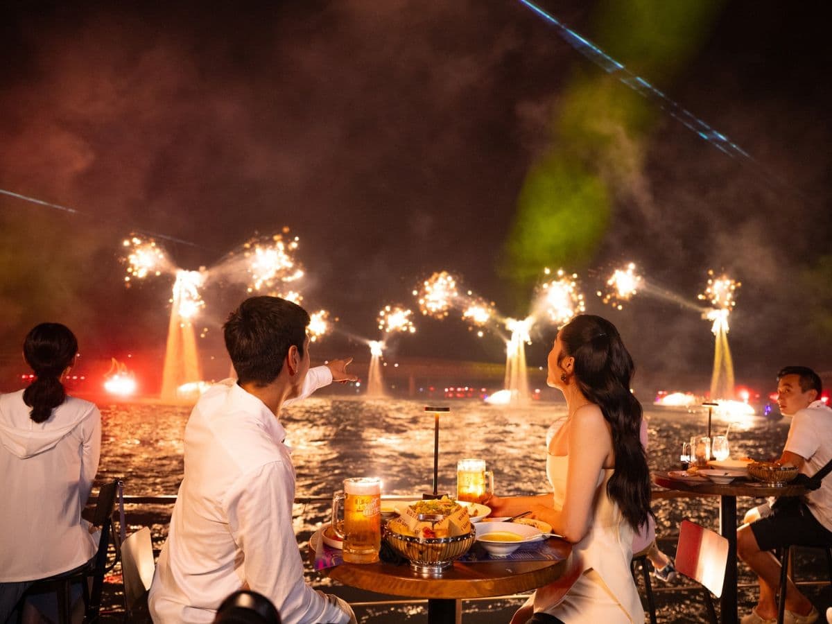 Du khách vừa thưởng thức bia vừa tận hưởng show Symphony of the Sea, hòa mình vào không gian giải trí sôi động tại Sunset Town.